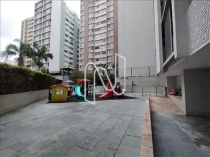 ÁREA EXTERNA COM PLAYGROUND  