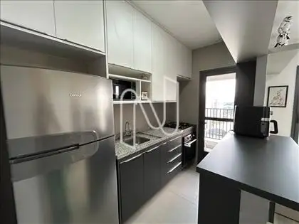  COZINHA COM ARMÁRIOS EMBUTIDOS 