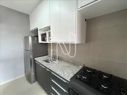 COZINHA COM ARMÁRIOS EMBUTIDOS  