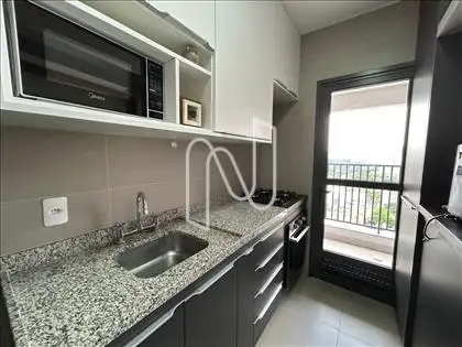 COZINHA COM ARMÁRIOS EMBUTIDOS 