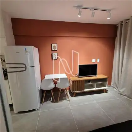 geladeira, mesa e televisão  