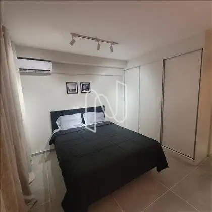 Quarto com cama e ar condicionado e armário 