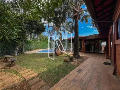 AREA EXTERNA COM JARDIM E PISCINA 