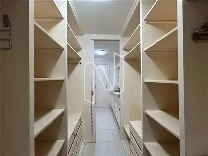 CLOSET 