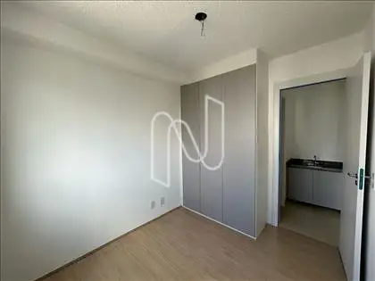 1 DORMITÓRIO COM ARMÁRIOS 