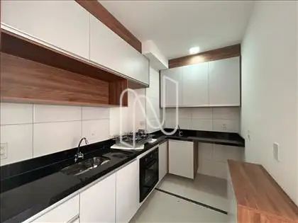  COZINHA COM ARMÁRIOS, FORNO E FOGÃO 