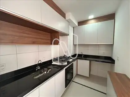  COZINHA COM ARMÁRIOS, FORNO E FOGÃO
