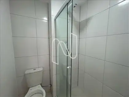 BANHEIRO COM BOX DE VIDRO 