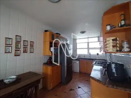 COZINHA COM ACESSO PARA HALL DE SERVIÇO 