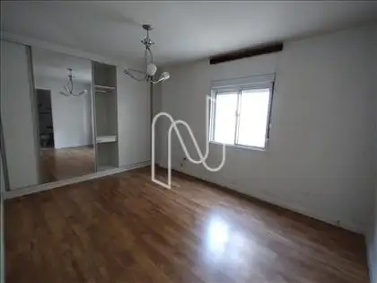 SUÍTE COM ARMÁRIO 