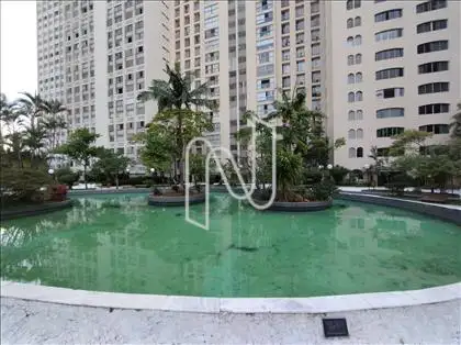 PRAÇA COM CHAFARIZ E JARDIM