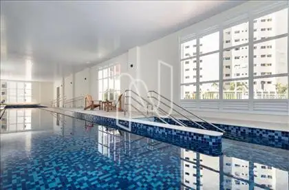 PISCINA AQUECIDA E COBERTA 