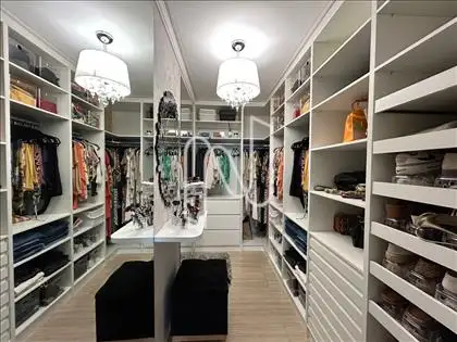 CLOSET 