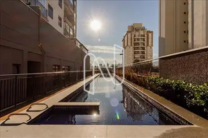 Piscina com solarium 