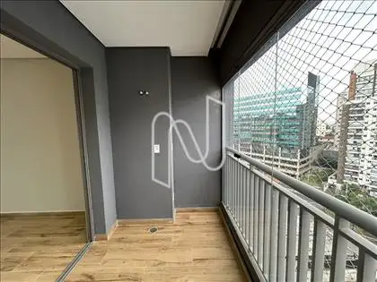 sacada com tela e vidraça  