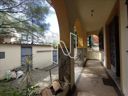 VARANDA NA ENTRADA PRINCIPAL 