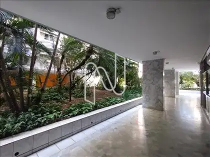 HALL DE ENTRADA DO PRÉDIO E O JARDIM 