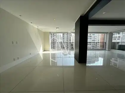 LIVING COM TERRAÇO FECHADO PERSIANAS VIDRO