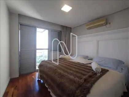 DORMITÓRIO DA SUÍTE COM SACADA E AR 