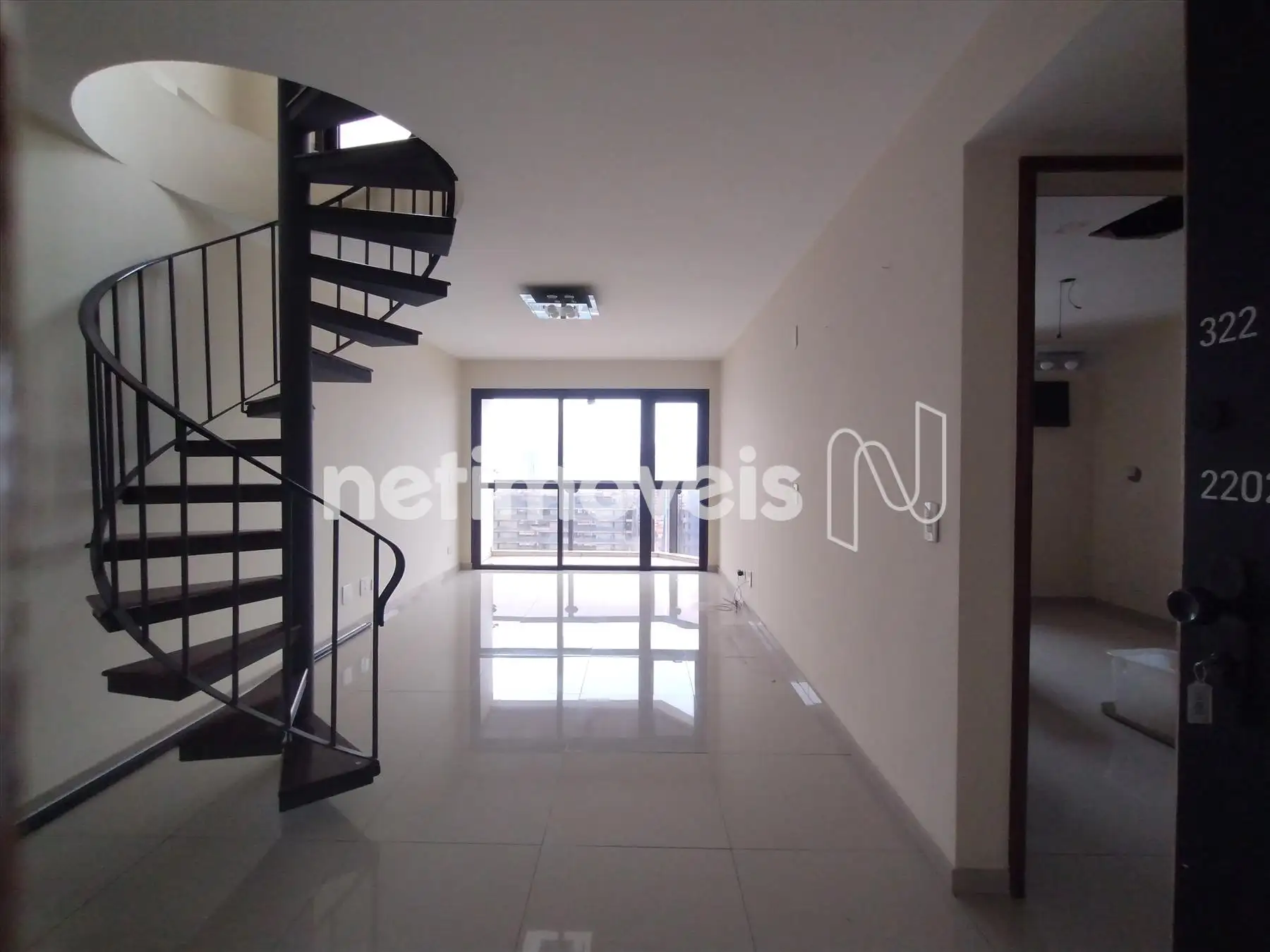 1º PAVIMENTO - SALA COM SACADA