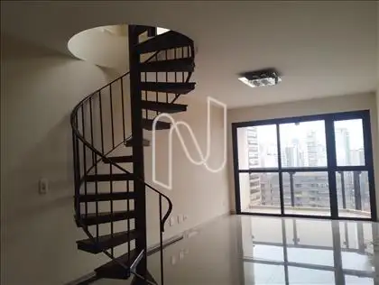 1º PAVIMENTO - SALA COM ESCADA  