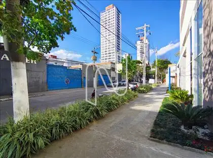 RUA MOVIMENTADA 