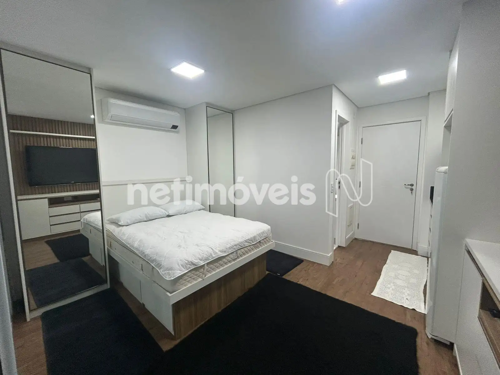 DORMITÓRIO COM ARMÁRIOS E CAMA 