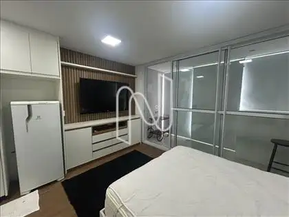 DORMITÓRIO COM  TV E AR CONDICIONADO  