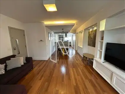 SALA DE ESTAR COM TV E SOFÁ 