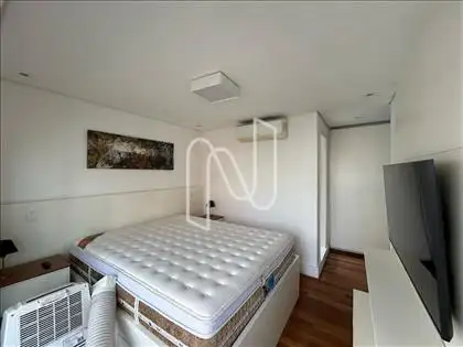SUÍTE COM SACADA E AR CONDICIONADO   