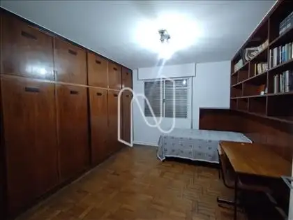 DORMITÓRIO COM ARMÁRIOS 