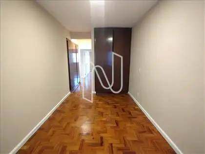  DORMITÓRIO COM ARMÁRIOS EMBUTIDOS 