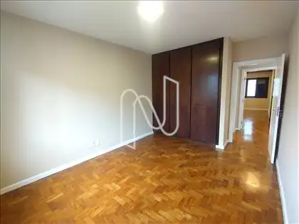 DORMITÓRIO COM ARMÁRIOS EMBUTIDOS  