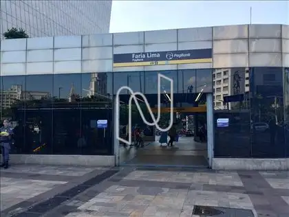 PRÓXIMO ENTRADA ESTAÇÃO METRÔ  LINHA AMARELA 