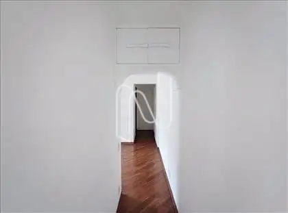 ARMÁRIO NO CORREDOR 