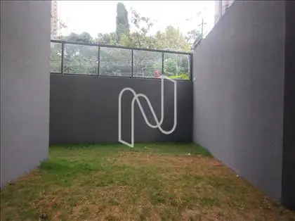 ÁREA DE JARDIM COM ACESSO 