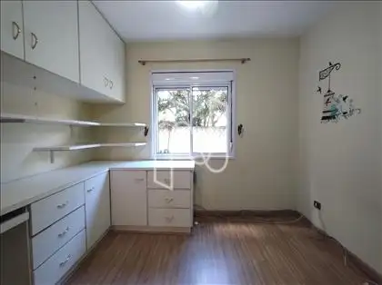 DORMITÓRIO 01 COM ARMÁRIOS 