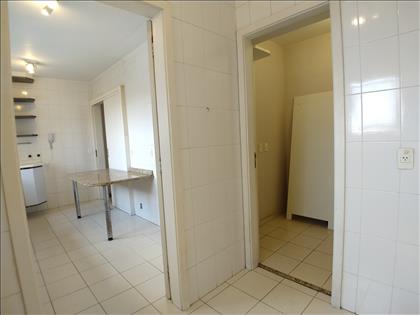 Vista na Área Serviço Cozinha e Quarto