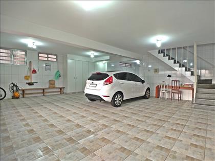 GARAGEM COM ACESSO AO INTERIOR DA  CASA