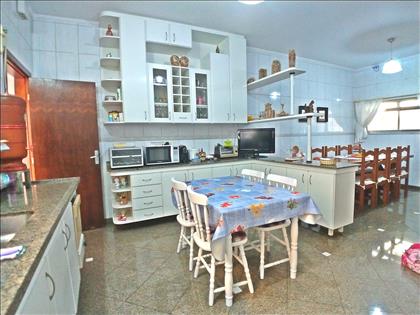  COZINHA COM ACESSO A ÁREA DE SERVIÇO/ QUINTA