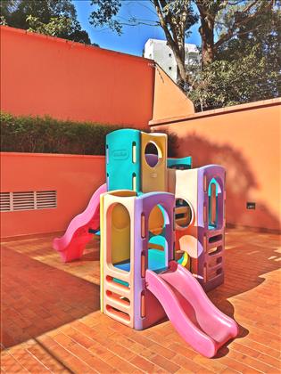PLAYGROUND 
