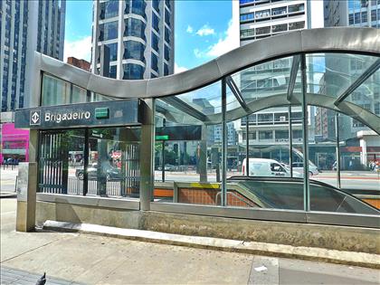 Estação em frente ao prédio