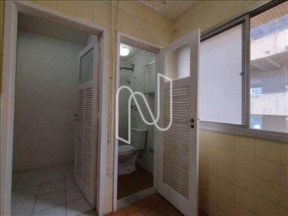 QUARTO E BANHEIRO NA ÁREA SERVIÇO 
