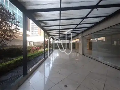 LOJA COM JARDIM