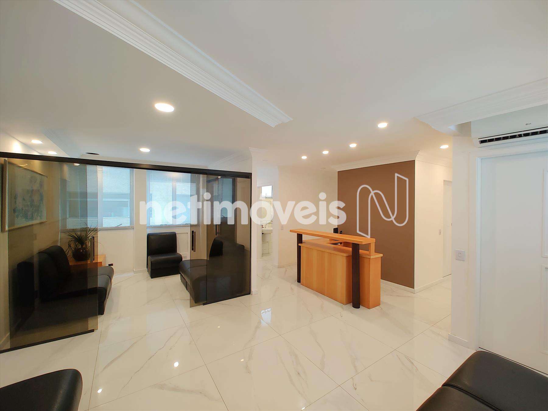 SALA COM DIVISÓRIA DE VIDRO