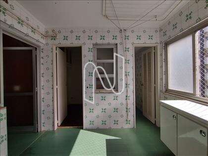 QUARTO E BANHEIRO NA ÁREA SERVIÇO