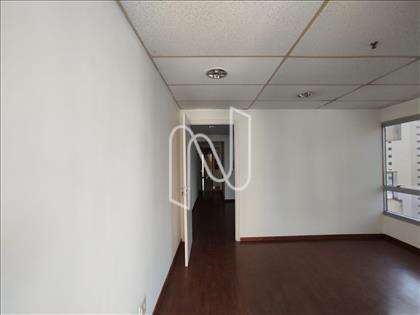 SALA COM PISO LAMINADO