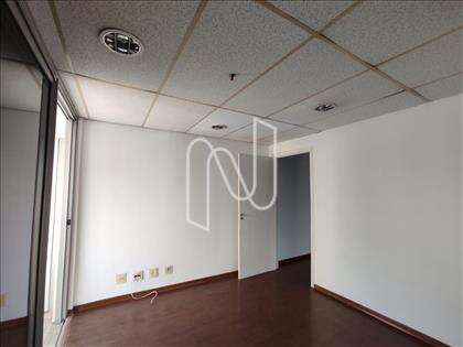 SALA ILUMINADA COM PISO LAMINADO