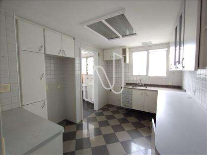 COZINHA COM ARMÁRIOS EMBUTIDOS 