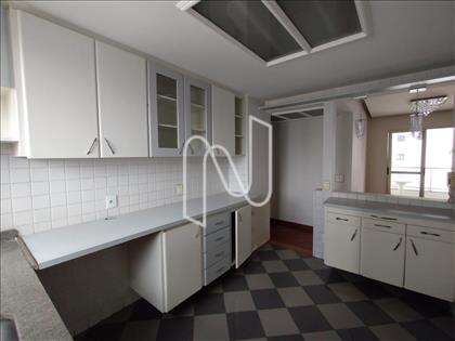 COZINHA COM ARMÁRIOS EMBUTIDOS 